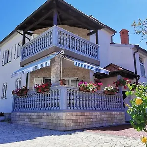 https://apartmani-mila-casa-bianca.in-istria.net
